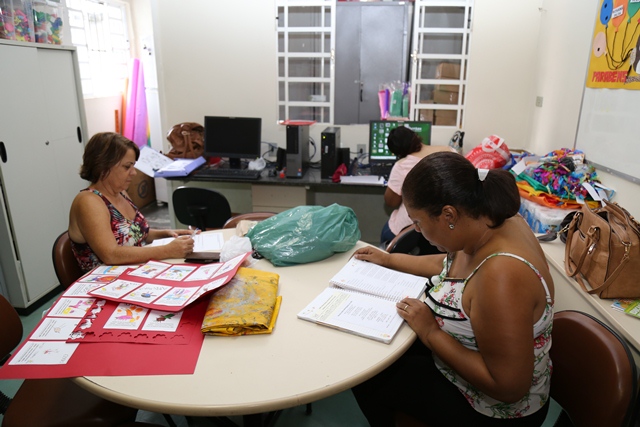 Professores da umei Acidalia Lott respondem ao questionário aplicado pelos técnicos do Tribunal de Contas (Foto: Karina Camargos Coutinho)